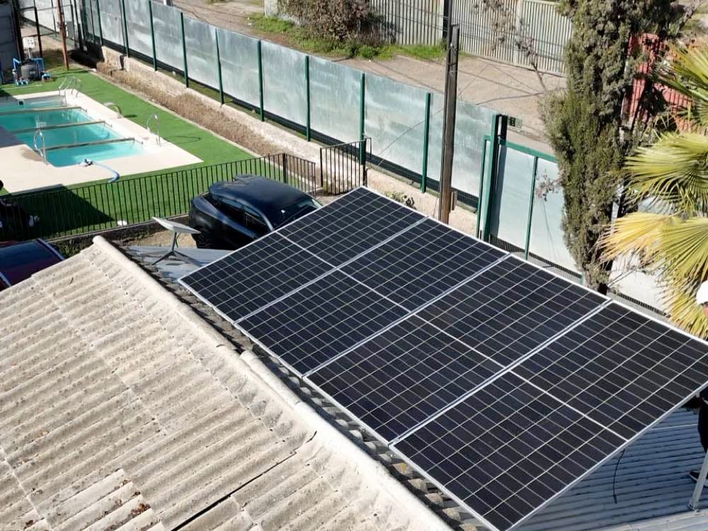 Instalación solar Lumitec vista desde drone — proyecto residencial en Chile