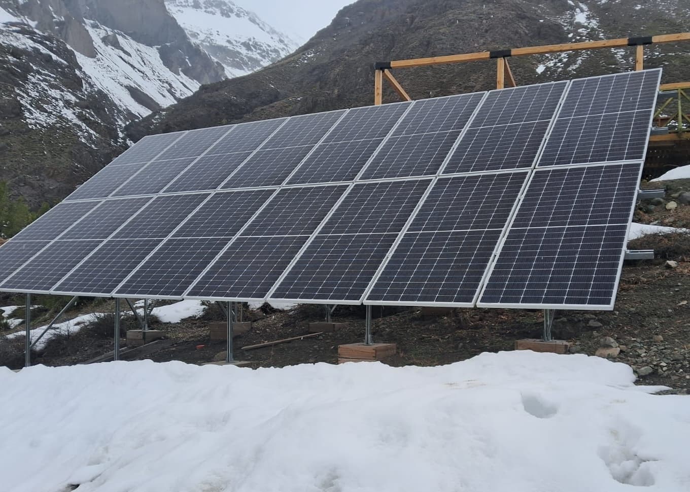 Sistema 8 kW Híbrido en Cajón del Maipo · Región Metropolitana